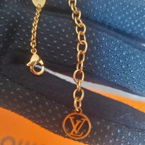 LV Essential V Necklace - Picture 10 of 12